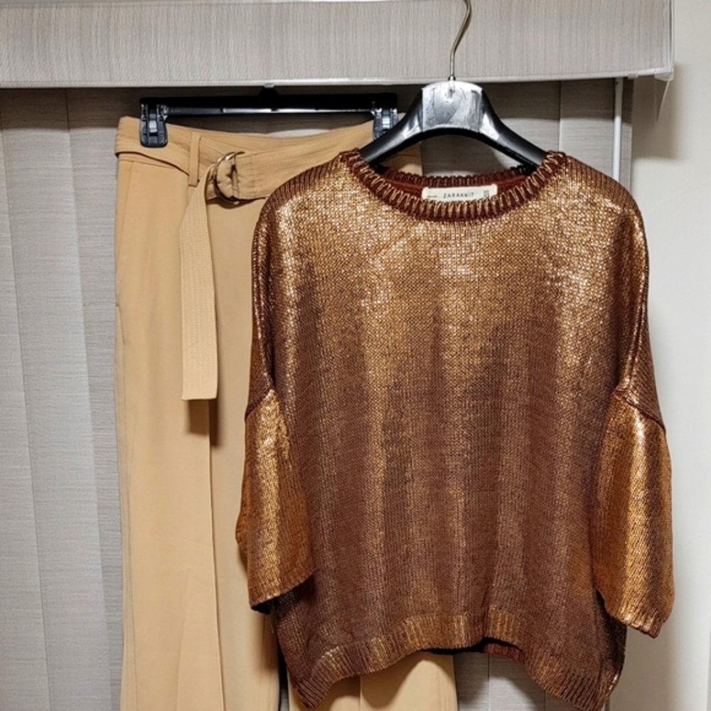 NWOT /  ZARAKNIT TOP ( Holiday )